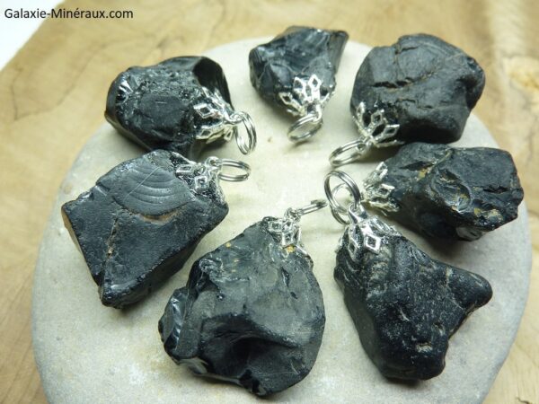 Pendentif spinelle noir brut