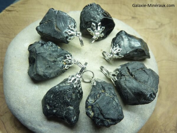 Pendentif spinelle noir brut