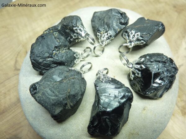Pendentif spinelle noir brut