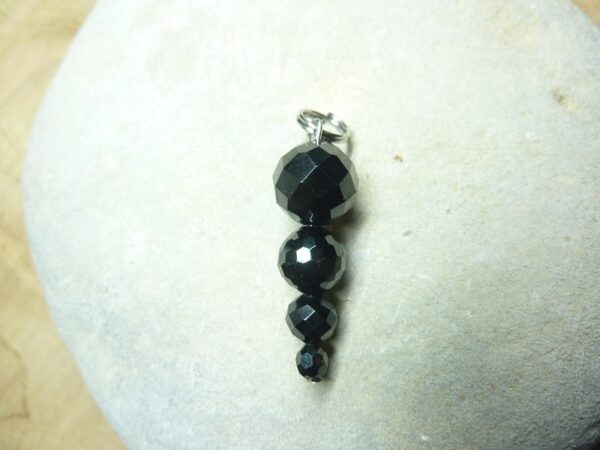 Pendentif Spinelle noir 10-4 mm