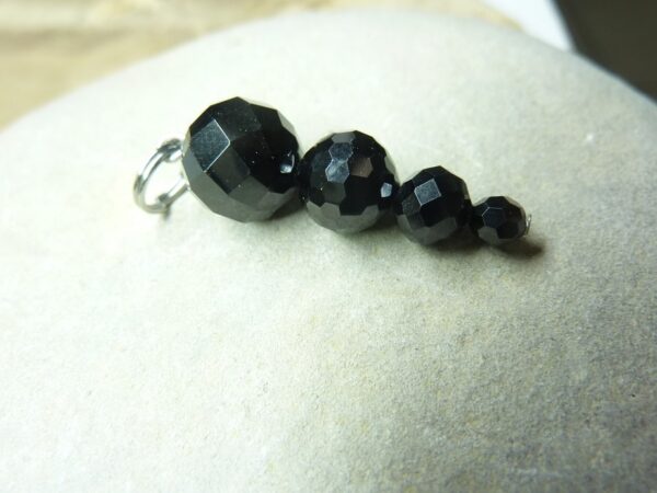 Pendentif Spinelle noir 10-4 mm