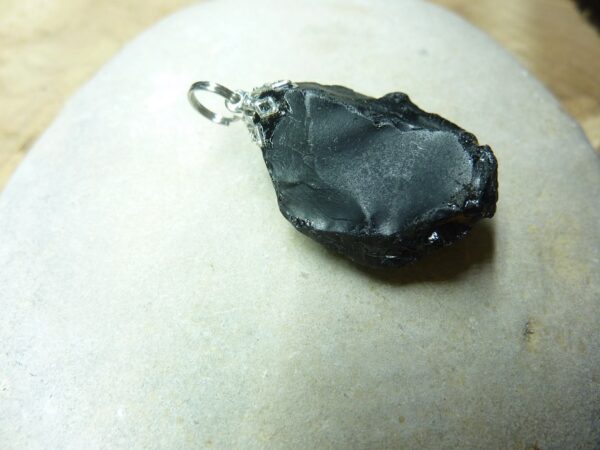 Pendentif Spinelle noir Brut 13,4 gr ref 2643