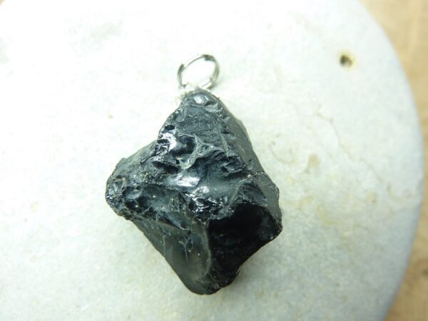 Pendentif Spinelle noir Brut 16,2 gr ref 3638