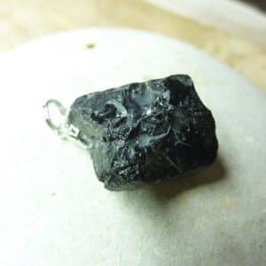 Pendentif Spinelle noir Brut 16,2 gr ref 3638