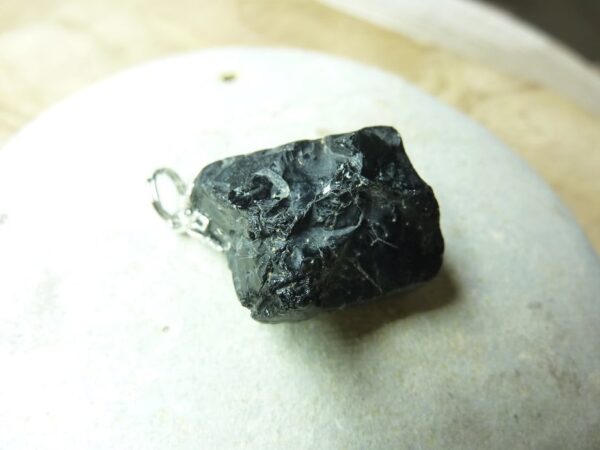 Pendentif Spinelle noir Brut 16,2 gr ref 3638