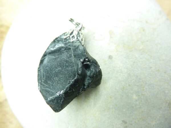 Pendentif Spinelle noir Brut 16,2 gr ref 3638