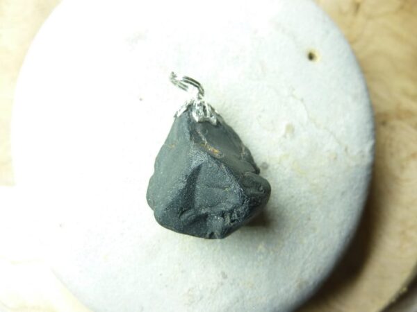 Pendentif Spinelle noir Brut 16,8 gr ref 2119