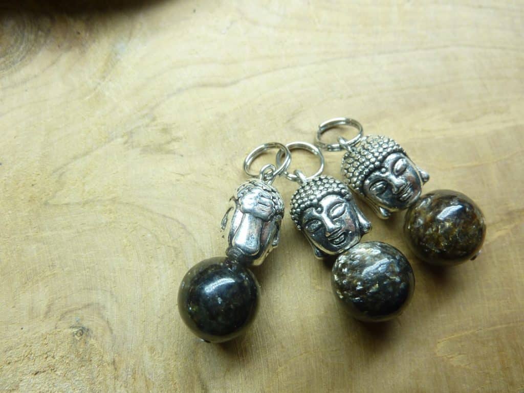 Pendentif Biotite mica-Bouddha - Perles rondes 10 mm