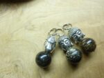 Pendentif Biotite mica-Bouddha - Perles rondes 10 mm