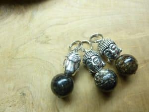 Pendentif Biotite mica-Bouddha - Perles rondes 10 mm