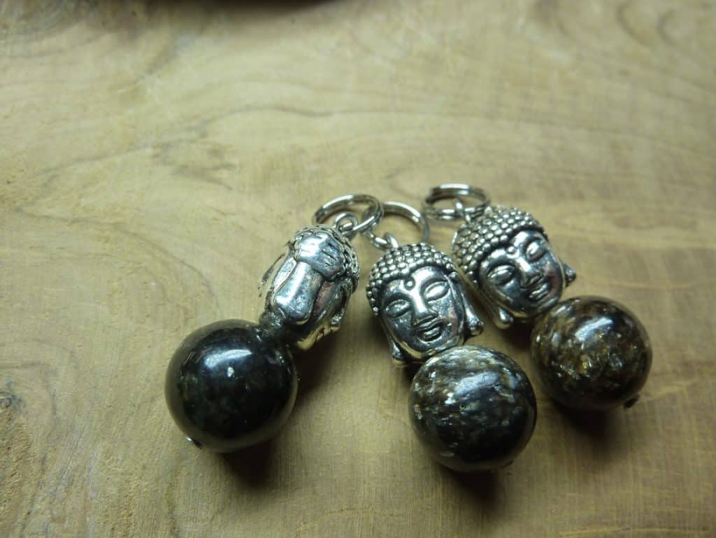 Pendentif Biotite mica-Bouddha - Perles rondes 10 mm