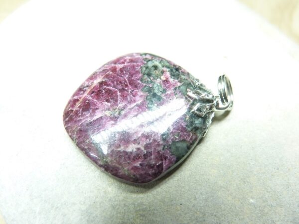 Pendentif Eudialyte 6 gr ref 2631