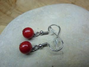 Boucles d'oreilles Corail rouge - perles rondes 7,5 mm