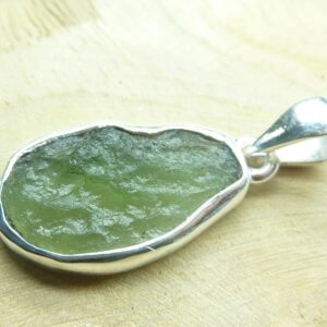 Pendentif Moldavite brut monture argent 925 ref 6115