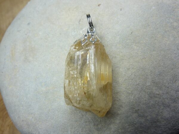 Pendentif Scapolite brut ref 0404