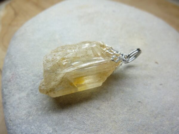 Pendentif Scapolite brut ref 0404
