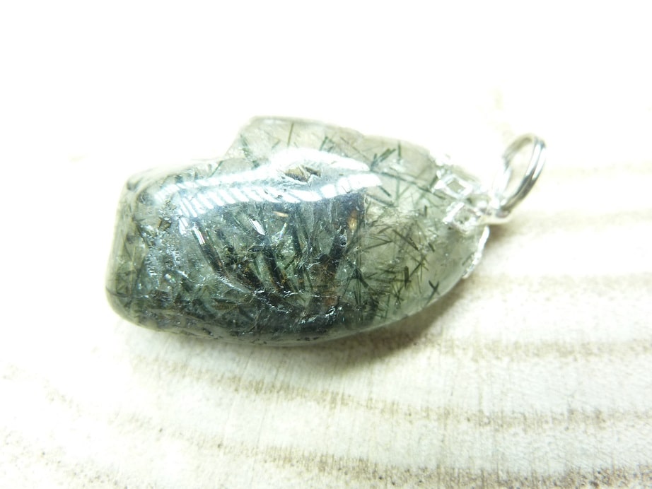 Pendentif quartz tourmaliné verte ref 1324