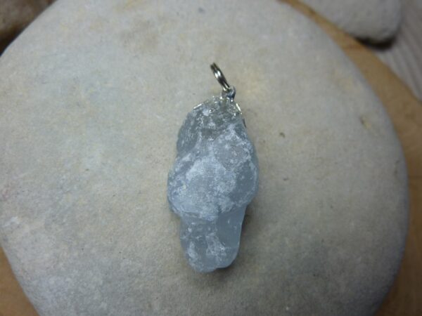 Pendentif célestine brut ref 1016