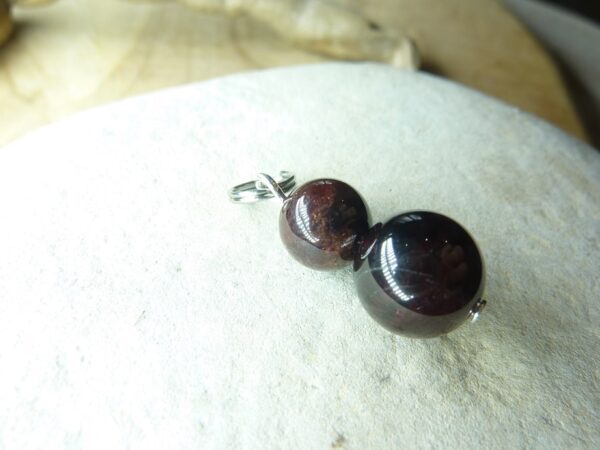 Pendentif Grenat rouge 10-8 mm