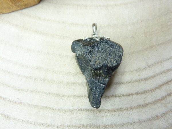 Pendentif Spinelle noir Brut 10,9 gr ref 1903