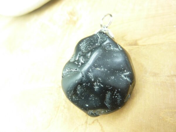 Pendentif Spinelle noir Brut 31,2 gr ref 7448