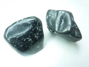 Quelles pierres associer avec le Spinelle noir ?