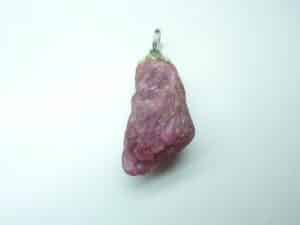Pendentif spinelle rouge brut pierre rare et exceptionnelle ref 241