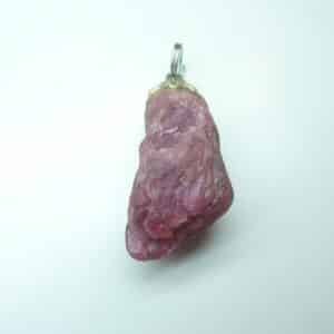 Pendentif spinelle rouge brut pierre rare et exceptionnelle ref 241