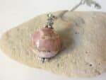 Pendentif Rhodochrosite sphère 18 cm + chaine acier inoxydable 50 cm