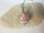 Pendentif Rhodochrosite sphère 18 cm + chaine acier inoxydable 50 cm
