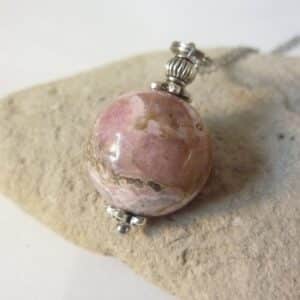 Pendentif Rhodochrosite sphère 18 cm + chaine acier inoxydable 50 cm