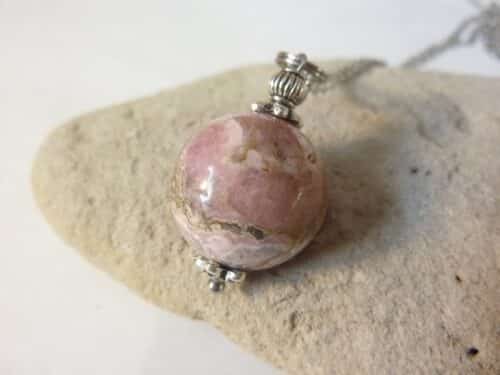 Pendentif Rhodochrosite sphère 18 cm + chaine acier inoxydable 50 cm
