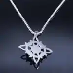 Caractéristiques : Dimensions :  3,5 cm de large x 3,5 cm de long Chaine : longueur total 50 cm Matériaux : acier inoxydable Livraison gratuite et rapide chez en 72 H Garantie satisfait ou remboursé