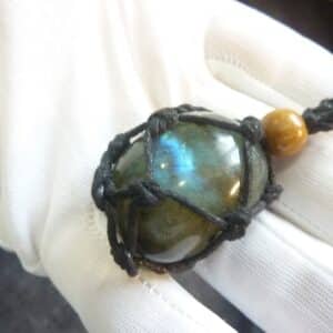 Collier pendentif Labradorite avec cordage solide