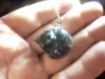 Pendentif chat endormi Obsidienne dorée + chaine acier inoxydable 50 cm